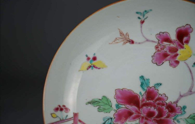 古玩陶瓷粉彩花蝶紋盤拍賣，當前價格8900元