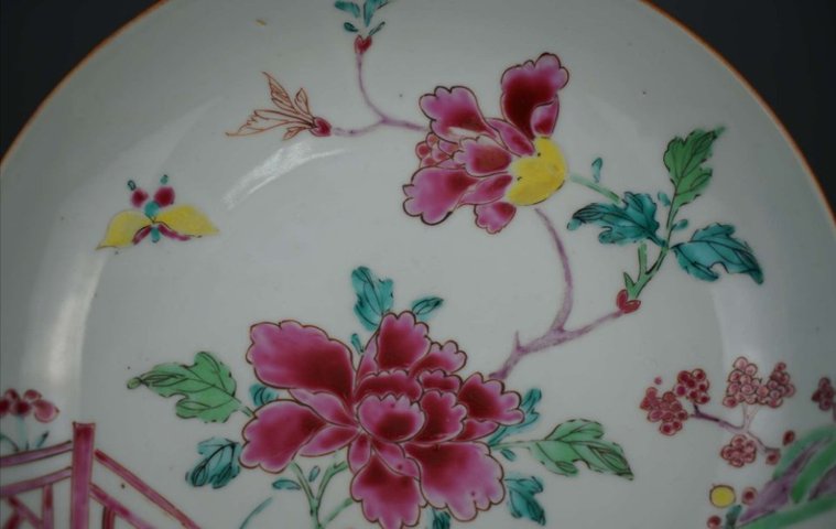 古玩陶瓷粉彩花蝶紋盤拍賣，當前價格8900元