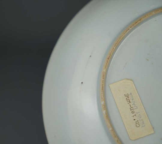 古玩陶瓷粉彩花蝶紋盤拍賣，當前價格8900元