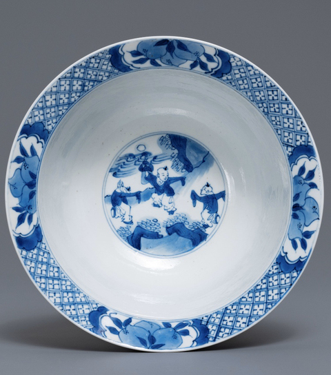 古玩陶瓷青花西廂記人物故事紋折沿碗拍賣，當前價格9500元