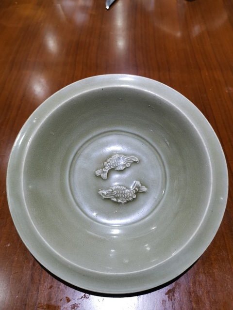 古玩陶瓷元代龍泉窯貼塑雙魚(yú)紋折沿盤(pán)拍賣(mài)，當(dāng)前價(jià)格16800元