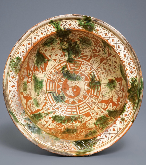 古玩陶瓷晚清民國三彩刻劃人物紋折沿盆拍賣，當前價格5000元