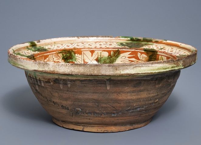 古玩陶瓷晚清民國三彩刻劃人物紋折沿盆拍賣，當前價格5000元