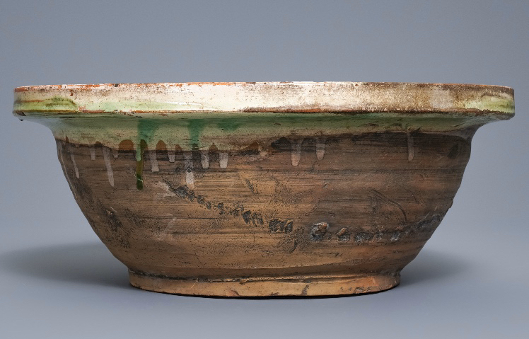 古玩陶瓷晚清民國三彩刻劃人物紋折沿盆拍賣，當前價格5000元