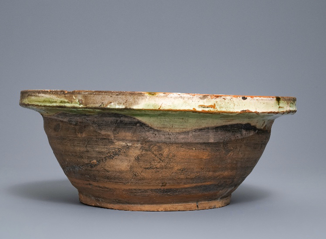 古玩陶瓷晚清民國三彩刻劃人物紋折沿盆拍賣，當前價格5000元