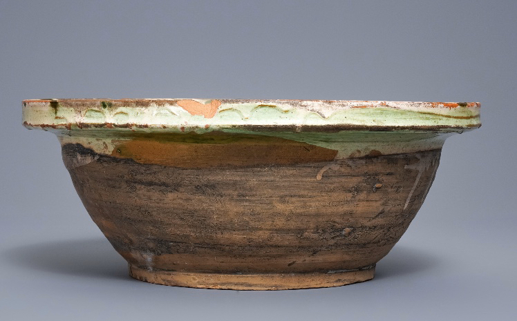 古玩陶瓷晚清民國三彩刻劃人物紋折沿盆拍賣，當前價格5000元