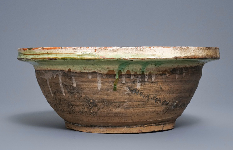 古玩陶瓷晚清民國三彩刻劃人物紋折沿盆拍賣，當前價格5000元