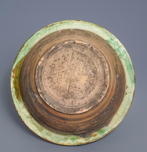 古玩陶瓷晚清民國三彩刻劃人物紋折沿盆拍賣，當前價格5000元