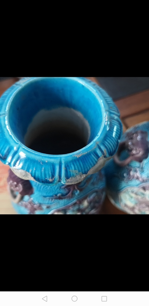 古玩陶瓷孔雀藍釉珍珠地貼塑獅子花卉紋銜耳瓶拍賣，當前價格6800元