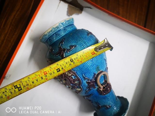 古玩陶瓷孔雀藍釉珍珠地貼塑獅子花卉紋銜耳瓶拍賣，當前價格6800元