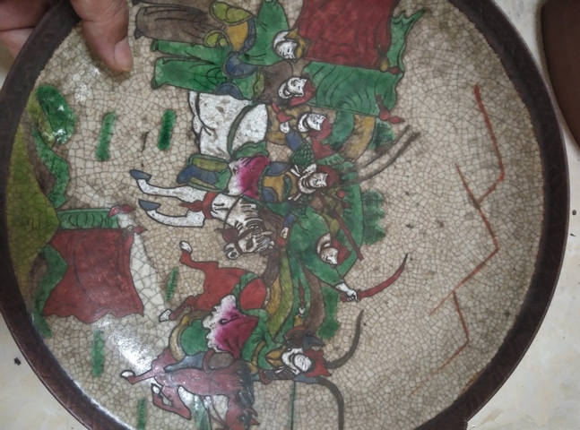 古玩陶瓷哥釉五彩刀馬人物戰將紋盤拍賣，當前價格6000元