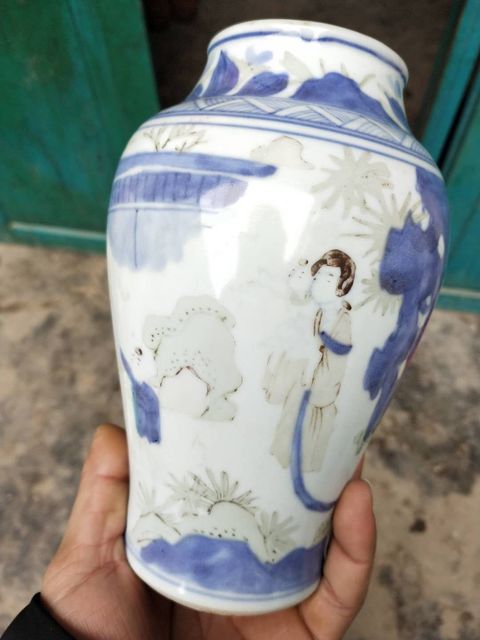 古玩陶瓷青花加彩人物瓶拍賣，當前價格11200元