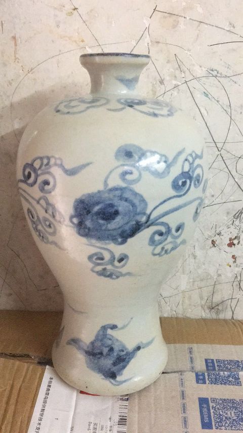 古玩陶瓷青花纏枝花卉紋梅瓶拍賣(mài)，當(dāng)前價(jià)格10800元