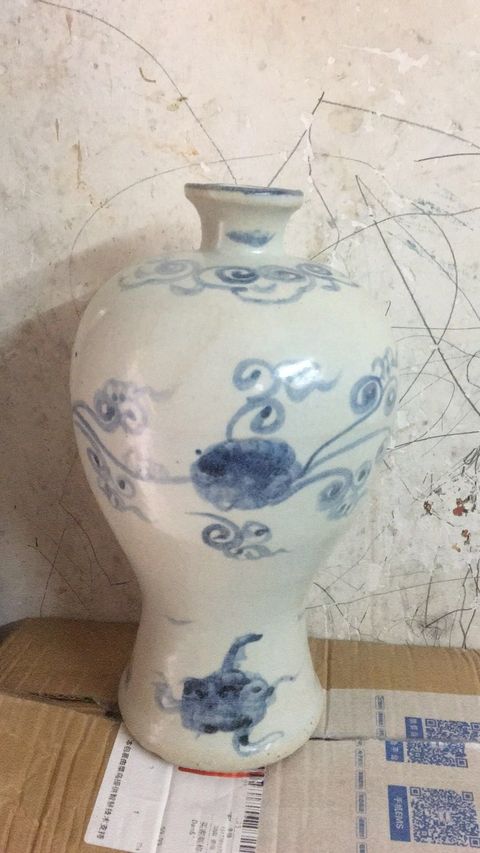 古玩陶瓷青花纏枝花卉紋梅瓶拍賣(mài)，當(dāng)前價(jià)格10800元