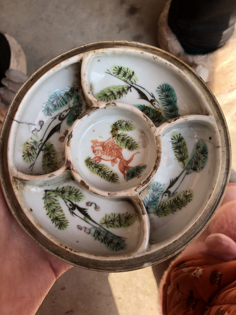 古玩陶瓷粉彩魚藻紋調色盒拍賣，當前價格9000元