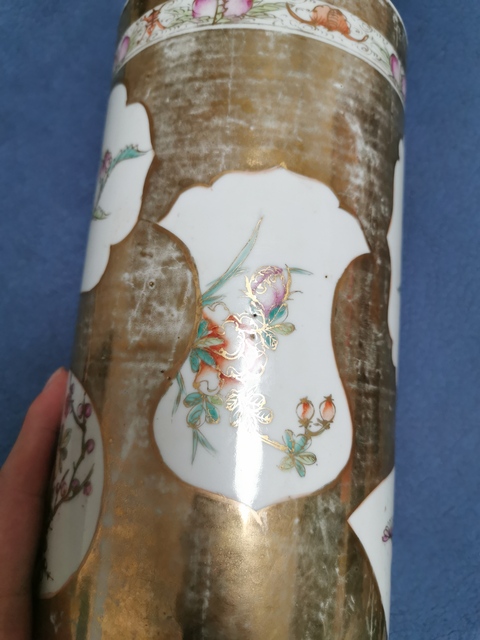 古玩陶瓷描金開窗粉彩花卉紋帽筒拍賣，當前價格20000元