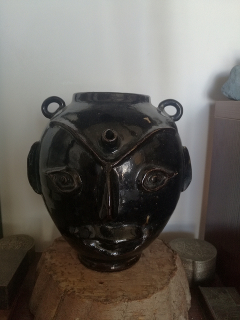 古玩陶瓷醬釉堆塑人面紋壺拍賣(mài)，當(dāng)前價(jià)格13700元