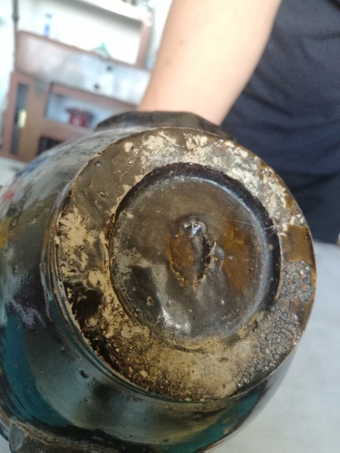 古玩陶瓷醬釉堆塑人面紋壺拍賣(mài)，當(dāng)前價(jià)格13700元