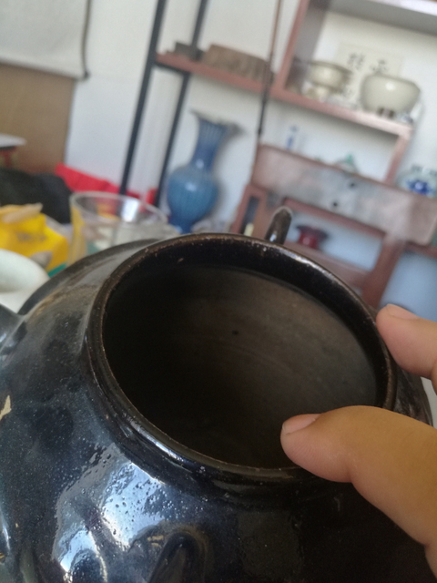 古玩陶瓷醬釉堆塑人面紋壺拍賣(mài)，當(dāng)前價(jià)格13700元