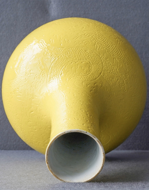 古玩陶瓷晚清 ?黃釉暗刻云龍紋荸薺瓶拍賣，當(dāng)前價格12800元