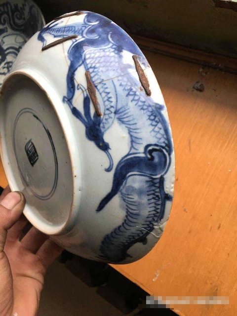 古玩陶瓷過墻龍紋青花盤拍賣，當(dāng)前價(jià)格10000元