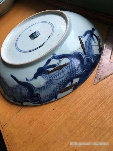 古玩陶瓷過墻龍紋青花盤拍賣，當(dāng)前價(jià)格10000元