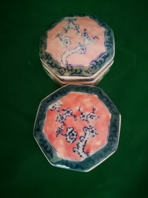 古玩陶瓷蓋盒一對拍賣，當(dāng)前價格5000元