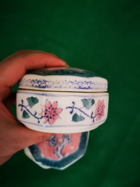 古玩陶瓷蓋盒一對拍賣，當(dāng)前價格5000元