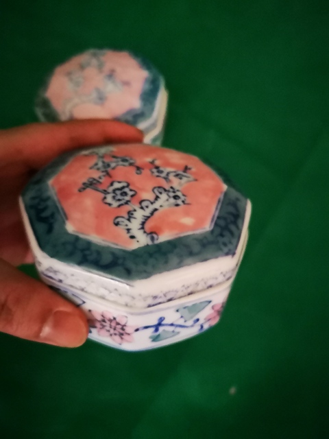 古玩陶瓷蓋盒一對拍賣，當(dāng)前價格5000元