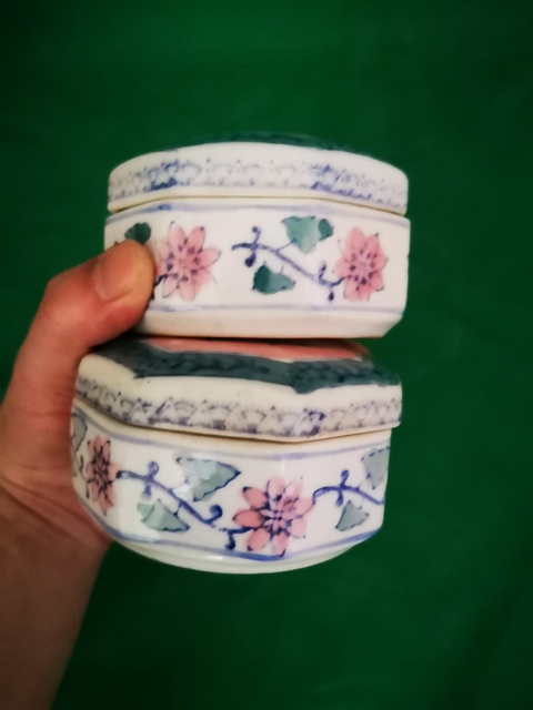 古玩陶瓷蓋盒一對拍賣，當(dāng)前價格5000元