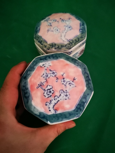 古玩陶瓷蓋盒一對拍賣，當(dāng)前價格5000元