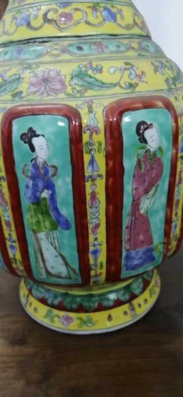 古玩陶瓷粉彩花卉開窗仕女人物紋雙耳瓶拍賣，當前價格2000元