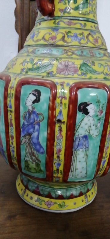 古玩陶瓷粉彩花卉開窗仕女人物紋雙耳瓶拍賣，當前價格2000元