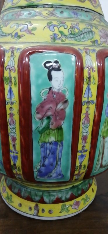 古玩陶瓷粉彩花卉開窗仕女人物紋雙耳瓶拍賣，當前價格2000元