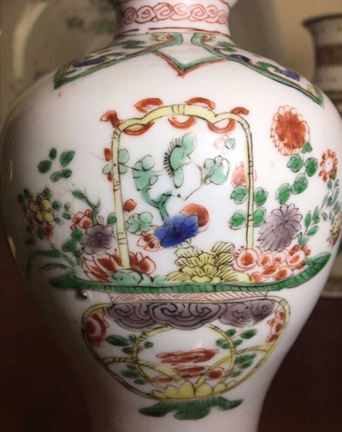 古玩陶瓷五彩提籃蒜頭瓶拍賣，當(dāng)前價格12800元