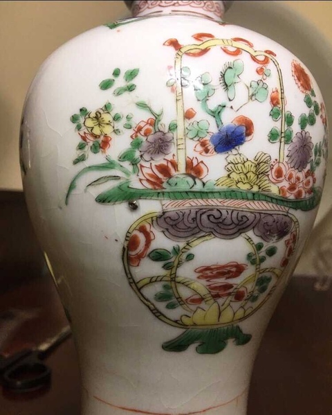 古玩陶瓷五彩提籃蒜頭瓶拍賣，當(dāng)前價格12800元