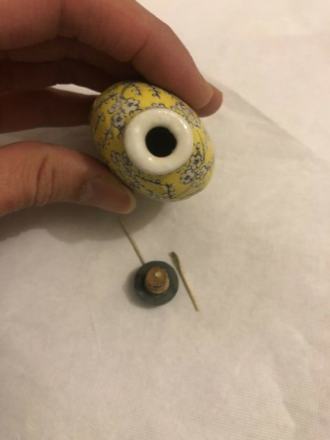 古玩陶瓷黃底墨彩喜上眉梢紋鼻煙壺拍賣，當前價格1000元