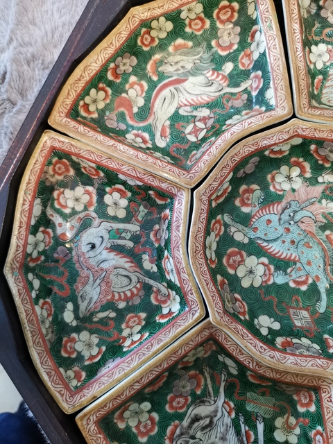 古玩陶瓷晚清五彩落花流水瑞獸紋攢盤拍賣，當前價格11800元