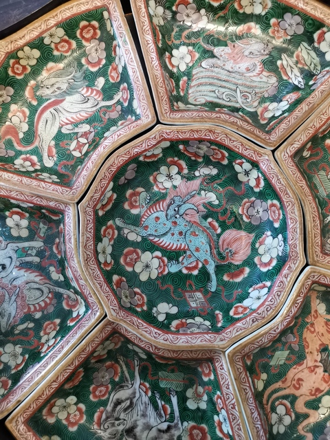 古玩陶瓷晚清五彩落花流水瑞獸紋攢盤拍賣，當前價格11800元