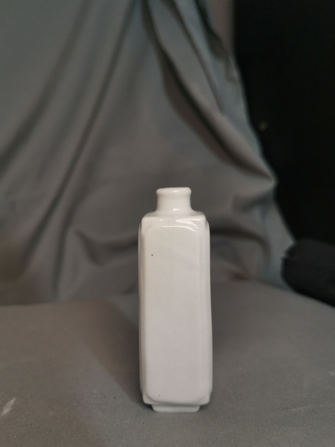 古玩陶瓷白釉四方鼻煙壺拍賣，當(dāng)前價(jià)格4000元