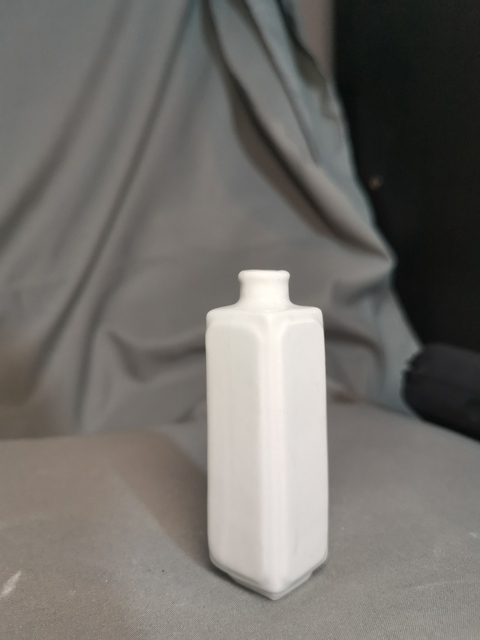 古玩陶瓷白釉四方鼻煙壺拍賣，當(dāng)前價(jià)格4000元