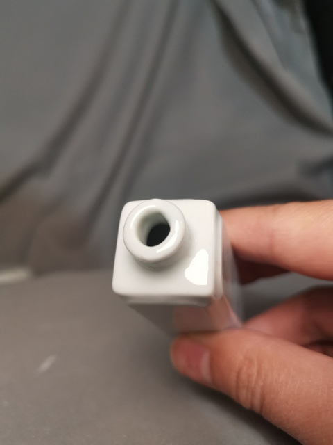 古玩陶瓷白釉四方鼻煙壺拍賣，當(dāng)前價(jià)格4000元