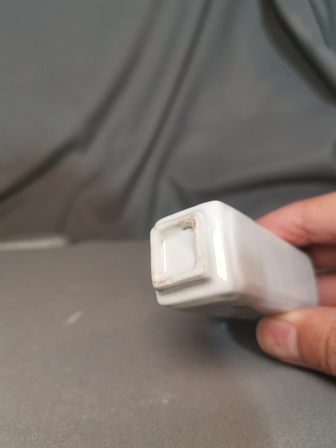 古玩陶瓷白釉四方鼻煙壺拍賣，當(dāng)前價(jià)格4000元