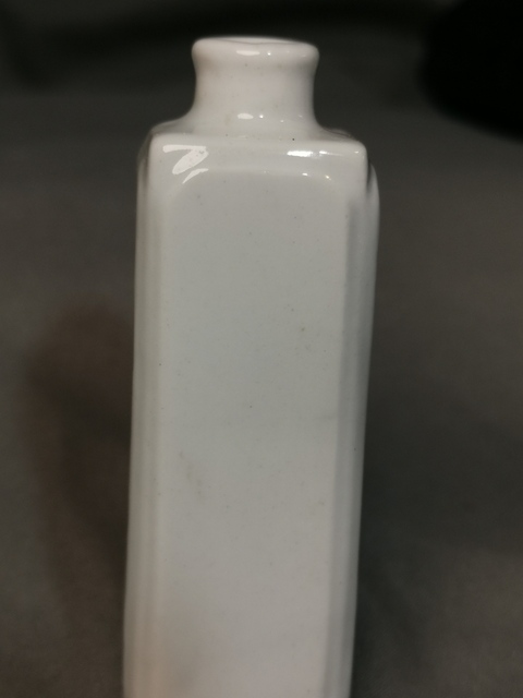 古玩陶瓷白釉四方鼻煙壺拍賣，當(dāng)前價(jià)格4000元