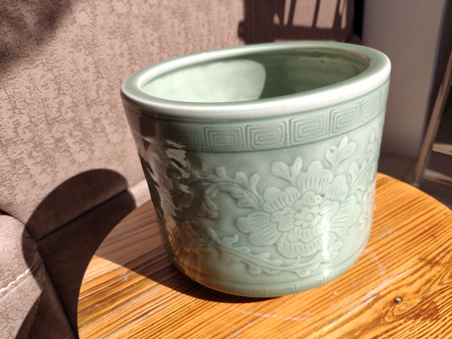 古玩陶瓷清中期青釉暗刻牡丹紋筒式爐拍賣，當前價格13900元