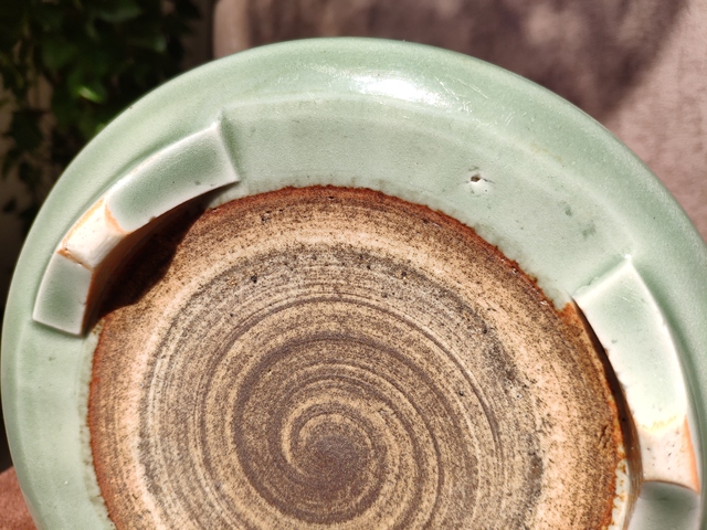 古玩陶瓷清中期青釉暗刻牡丹紋筒式爐拍賣，當前價格13900元