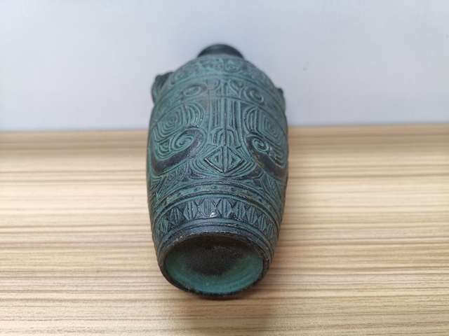 古玩陶瓷日本金屬獸耳瓶拍賣，當前價格1元