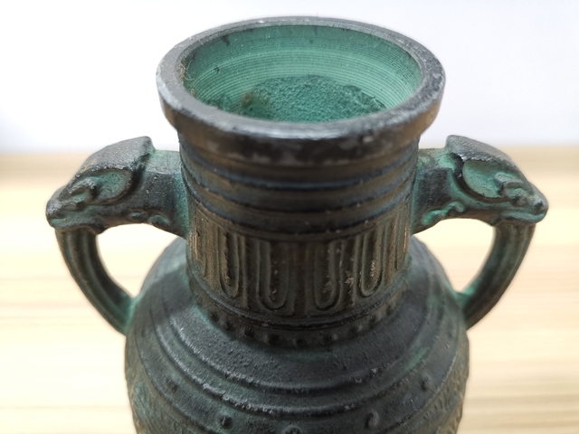 古玩陶瓷日本金屬獸耳瓶拍賣，當前價格1元