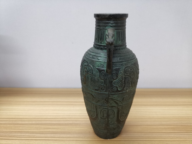 古玩陶瓷日本金屬獸耳瓶拍賣，當前價格1元