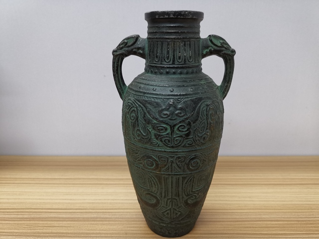 古玩陶瓷日本金屬獸耳瓶拍賣，當前價格1元